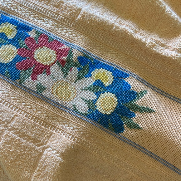 Hand embroidered towel - Picture 3 of 5
